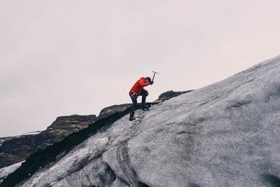 白天登山的人